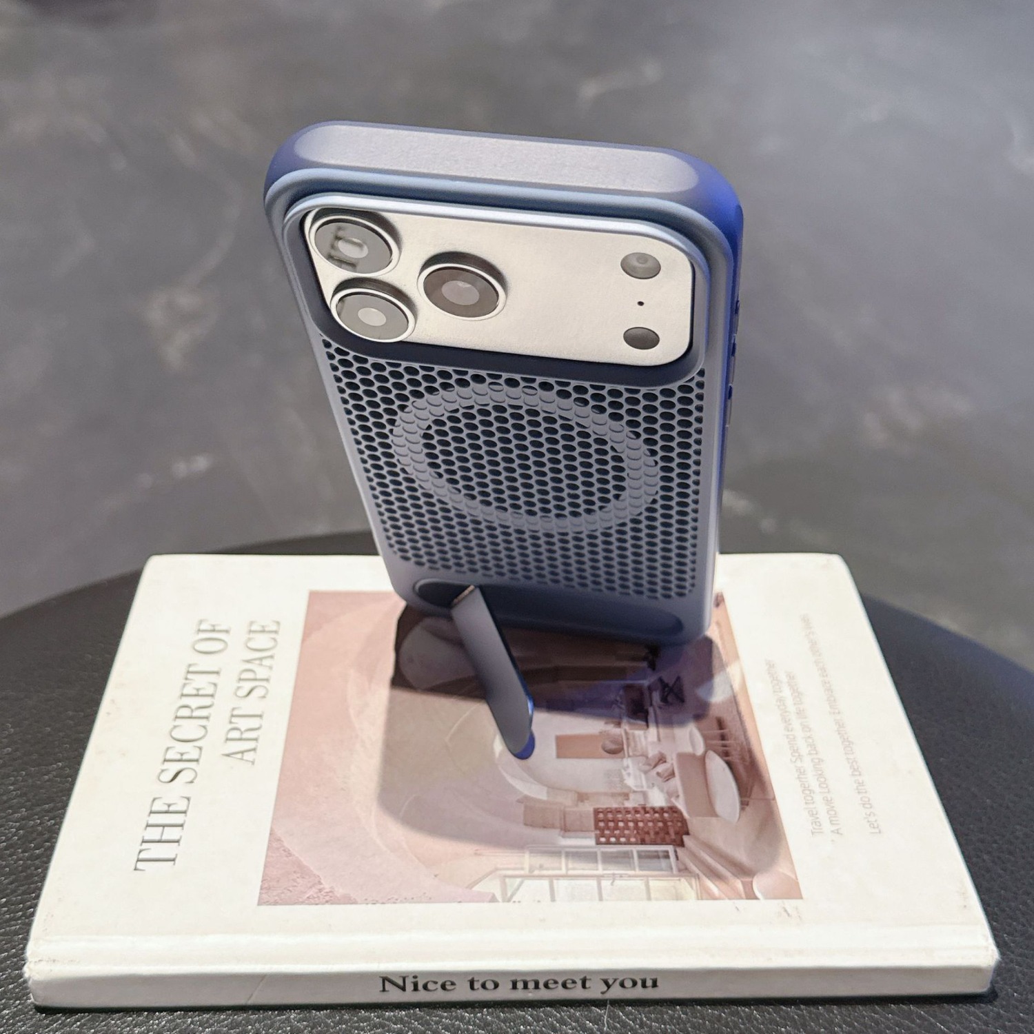 iPhone 17/16 Pro Max用 磁気冷却スマホケ - Magnetic Charging Stand のレビューと価格