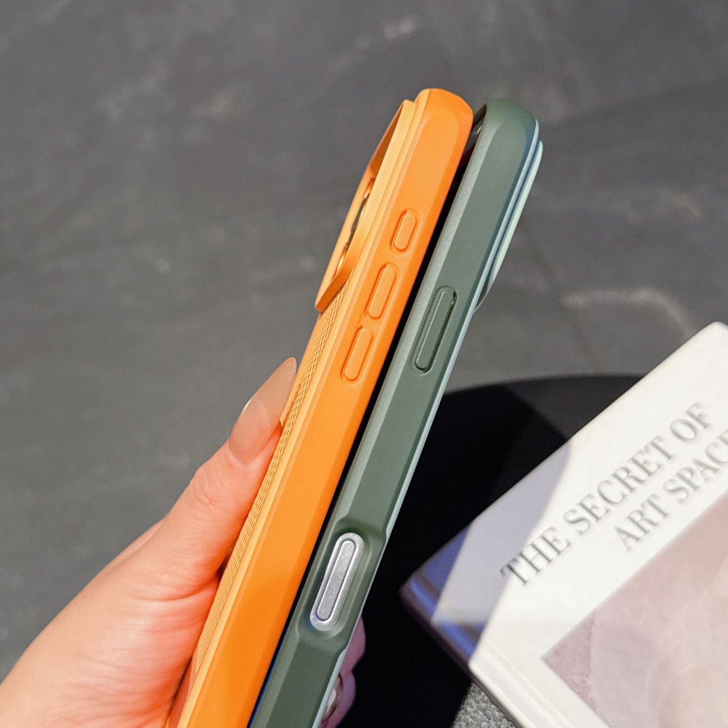 iPhone 17/16 Pro Max用 磁気冷却スマホケ - Magnetic Charging Stand のレビューと価格
